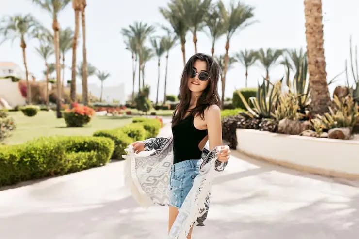 Guest walking between palms in Abu Dhabi