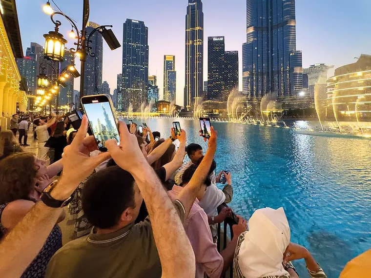 Crowd photographing the Dubai Fountain show