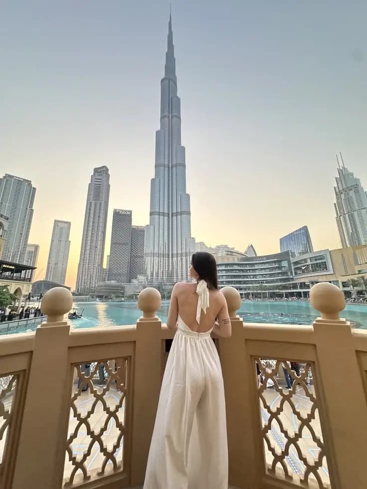Guest at the Dubai Fountain balustrade