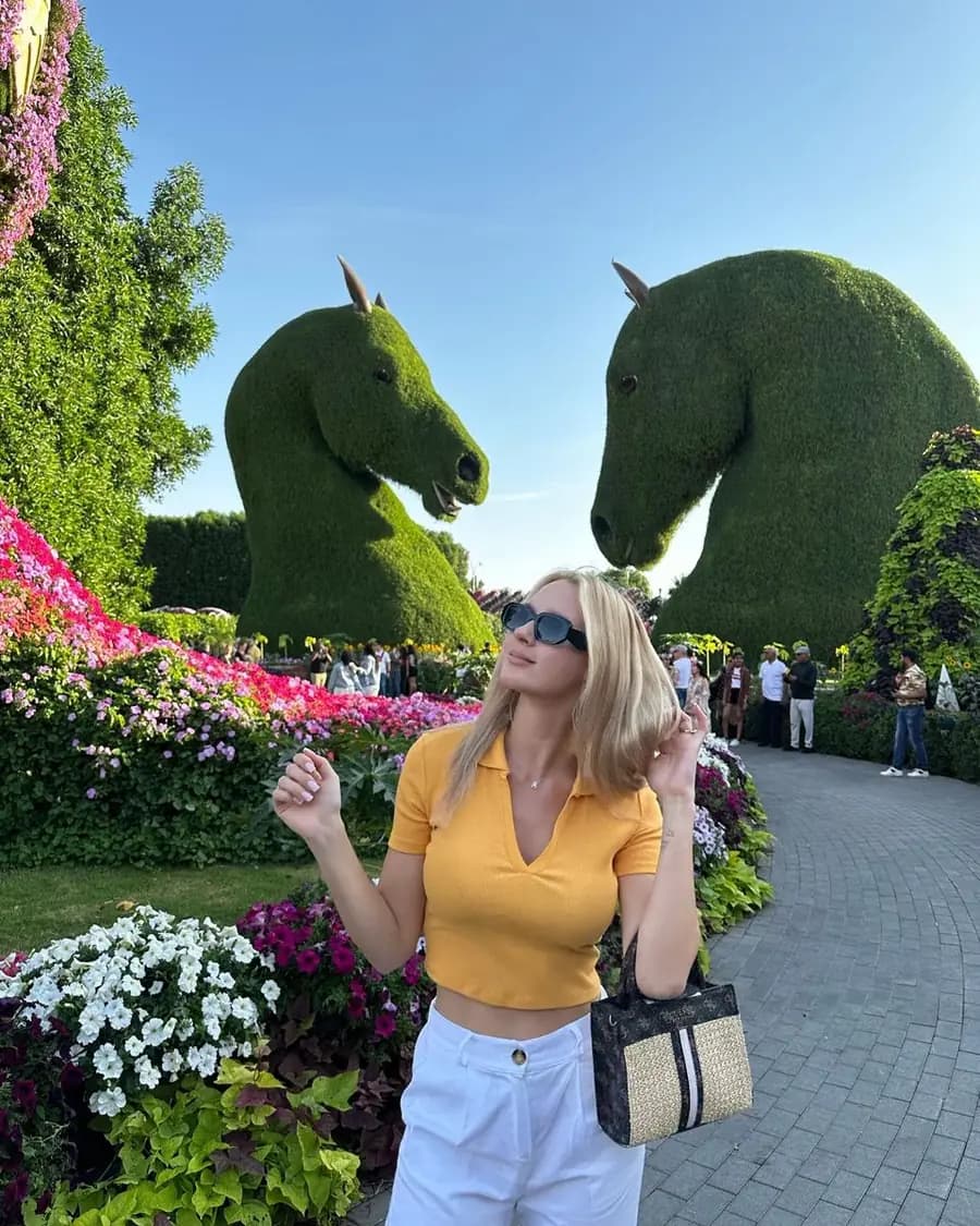 Visitor in front of the horse topiaries